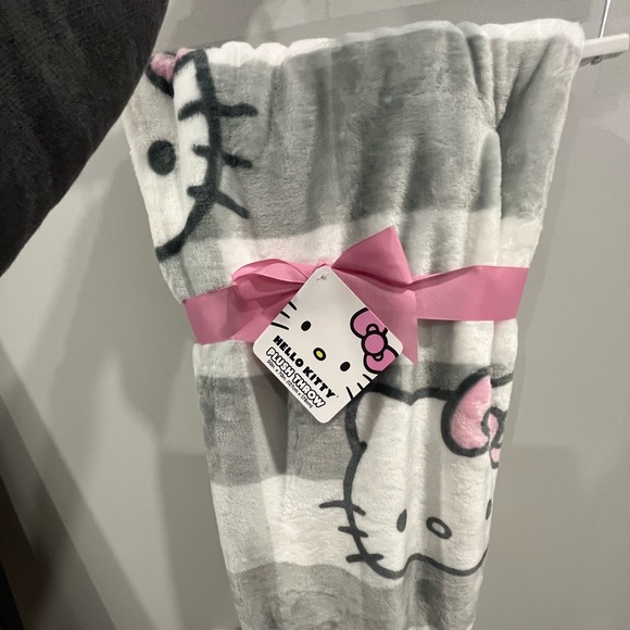 Hello Kitty Throw Blanket - Picture 2 of 3